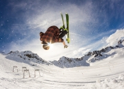 开云官网-当足球撞上赛车，劳塔罗在F1赛道上接管比赛，葡萄牙绿茵场狂胜秘鲁