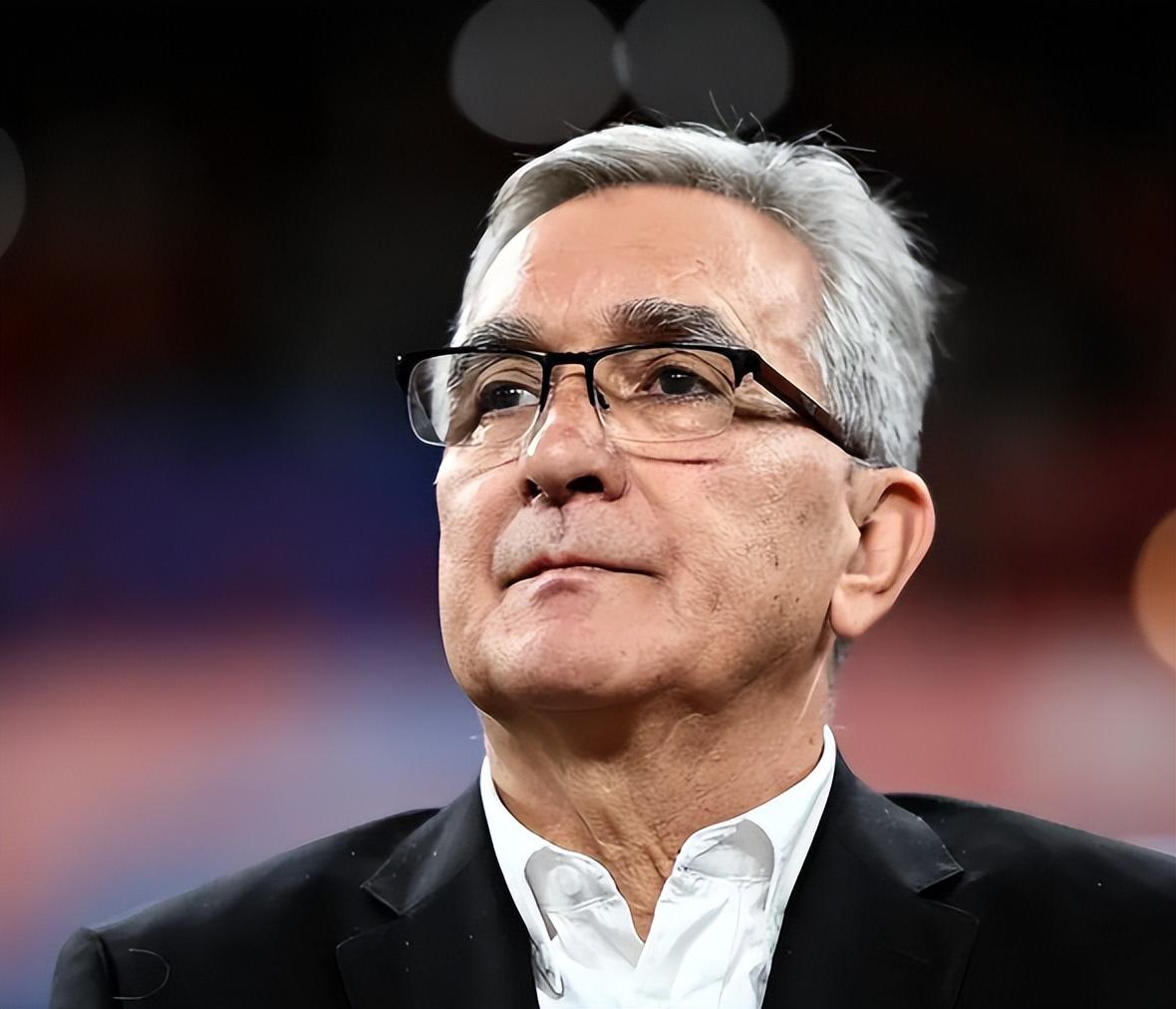 包含长时间丢球危机频现，球队主教练冲上场指挥的词条