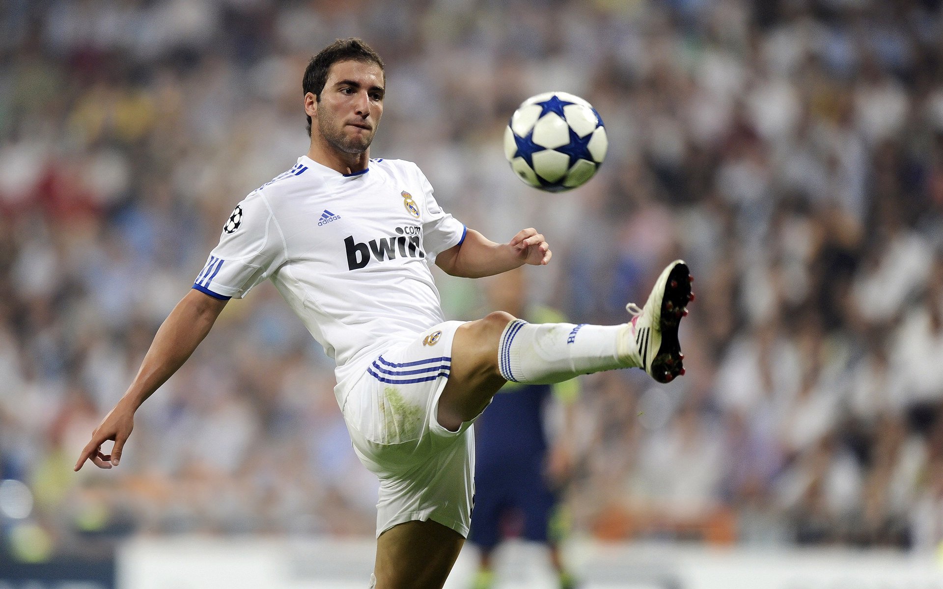 德甲争冠战之夜，罗德里带动全队节奏，谱写中场大师的统治乐章