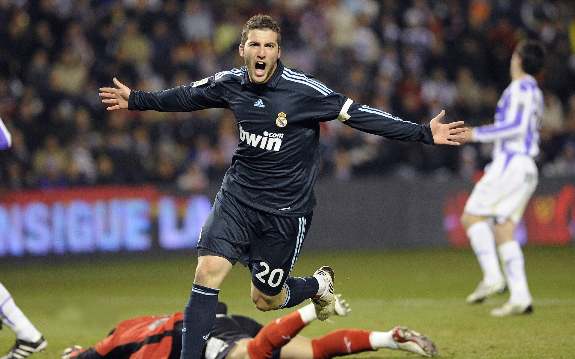 从波兰打穿突尼斯看现代足球战术革命，姆巴佩数据爆炸背后的体系密码